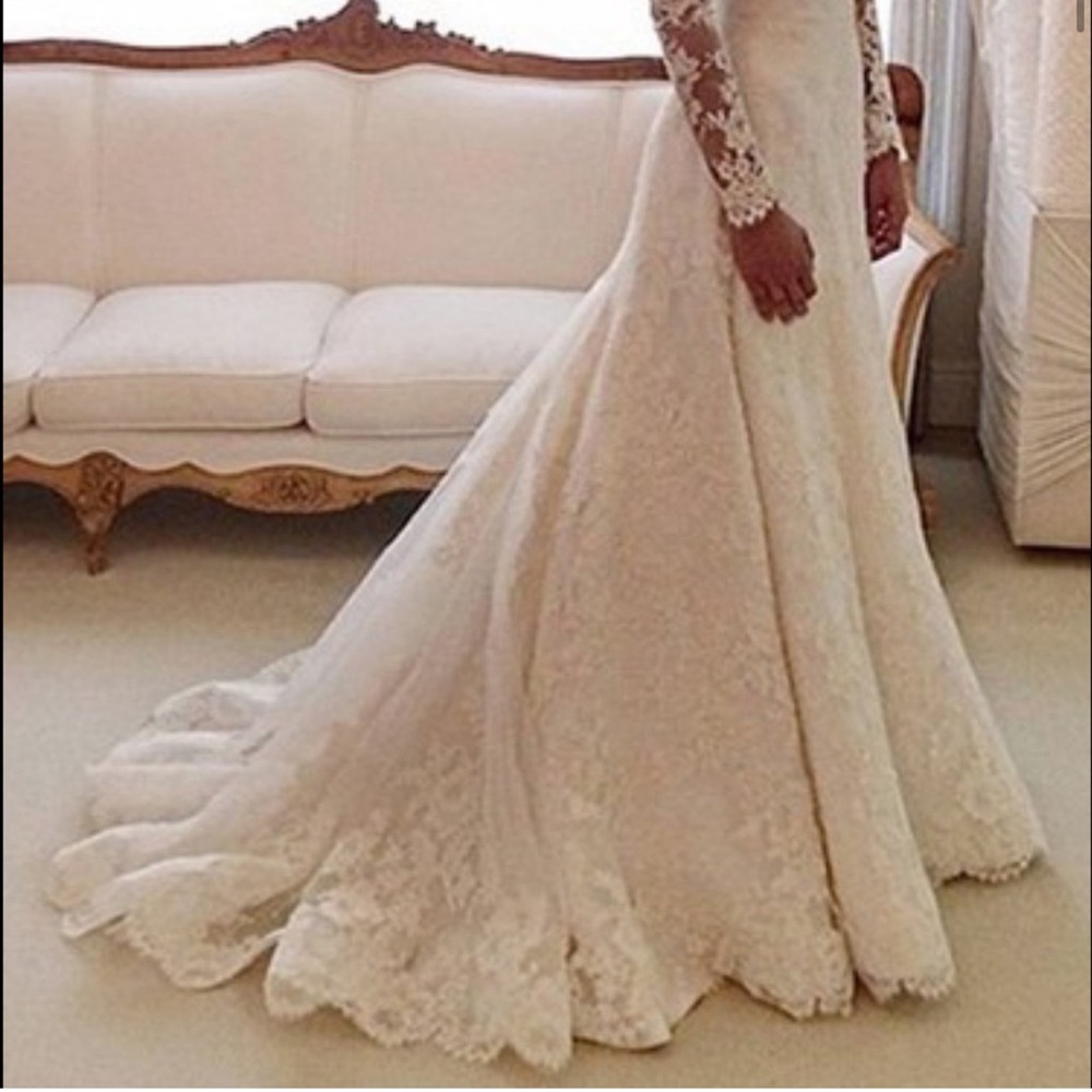 NWT Off-The-Shoulder Vintage Lace
Wedding Dress